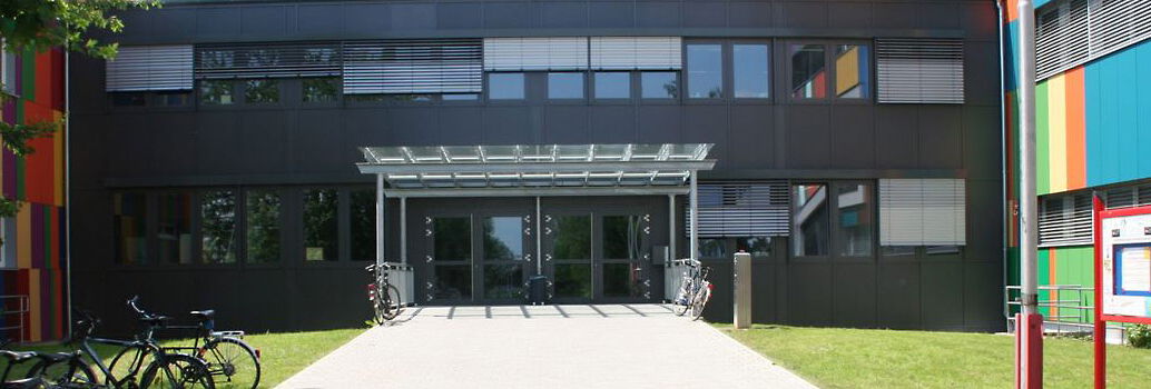 Sicht auf den Eingang des Neubaus des Nordpfalz Gymnasiums 